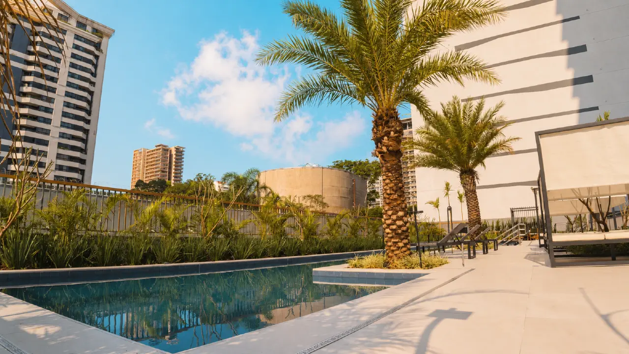 Piscina do empreendimento Mirant Ibirapuera, em Vila Clementino