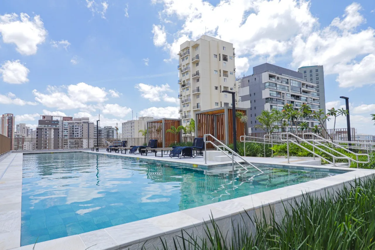 Piscina do empreendimento Mirant Vila Madalena, em Vila Madalena