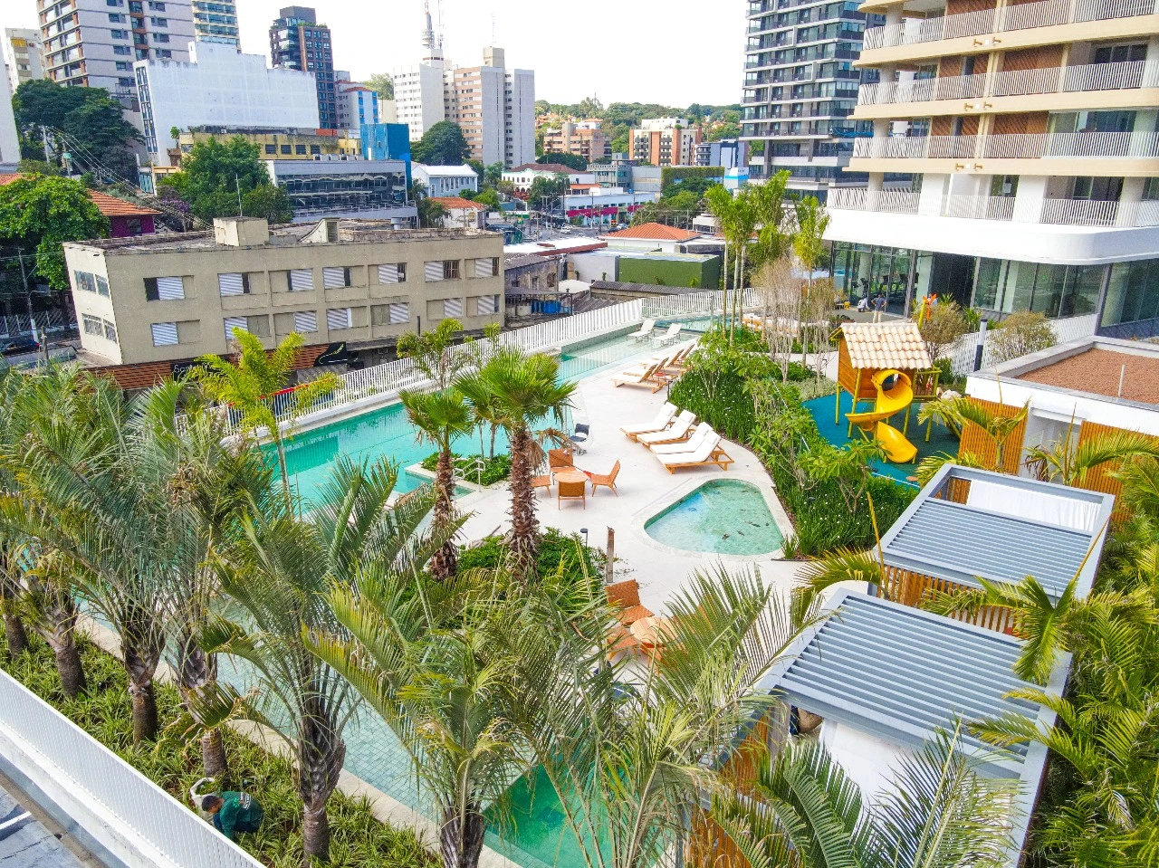 Complexo da piscina e Lounge externo do empreendimento Península Vila Madalena, em Vila Madalena