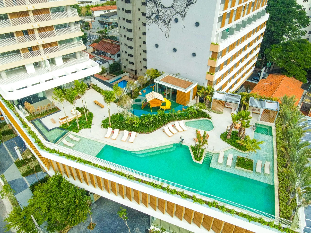 Vista aérea do complexo da piscina do empreendimento Península Vila Madalena, em Vila Madalena
