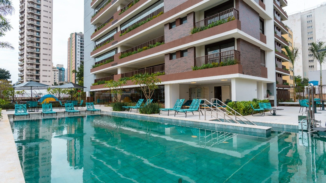 Piscina do empreendimento Praça Omaguás Pinheiros, em Pinheiros