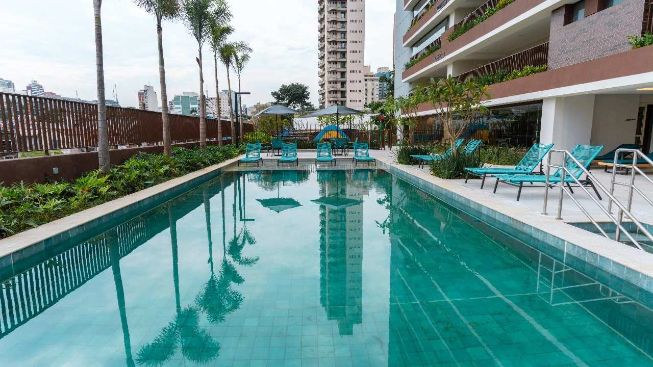 Piscina do empreendimento Praça Omaguás Pinheiros, em Pinheiros