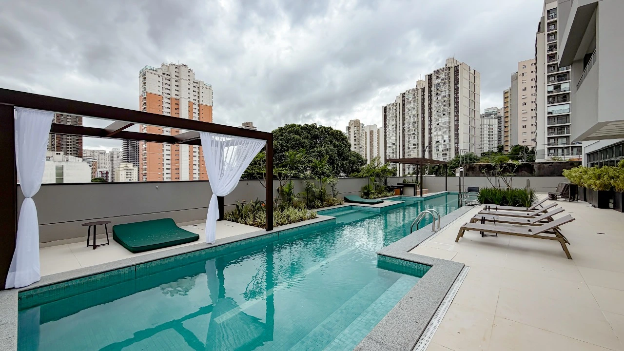 Piscina e solarium. do empreendimento The Collection, em Perdizes