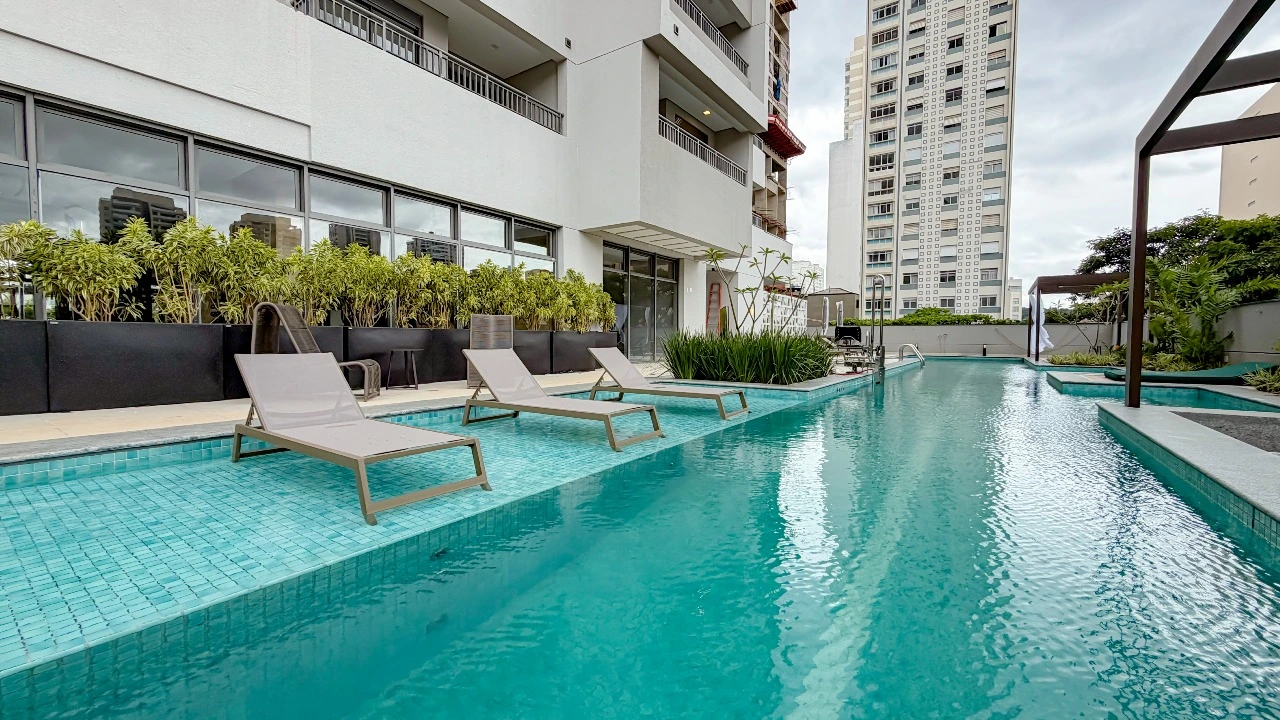 Piscina e solarium do empreendimento The Collection, em Perdizes