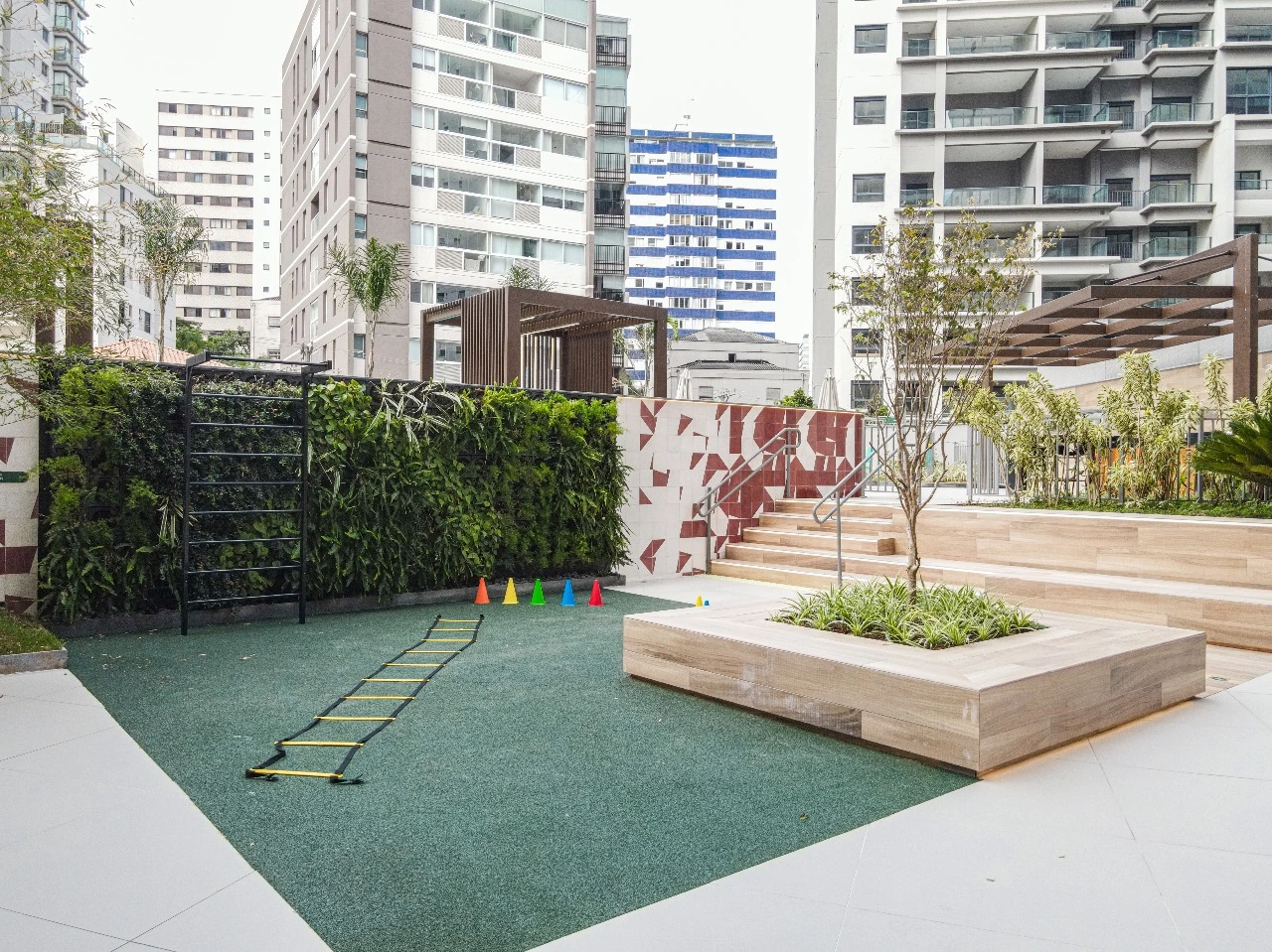 Praça das Jabuticabeiras e Fitness do empreendimento The Collection Madalena, em Vila Madalena