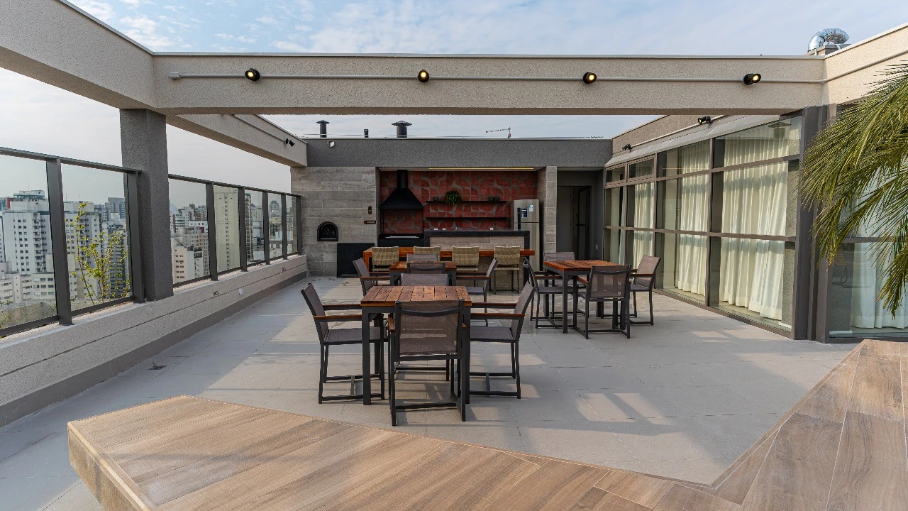 Churrasqueira com forno de pizza do empreendimento The Collection Moema, em Moema